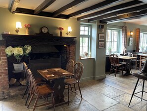 32-inch flat-screen TV with digital channels, TV - The Windmill Inn (Horsham)