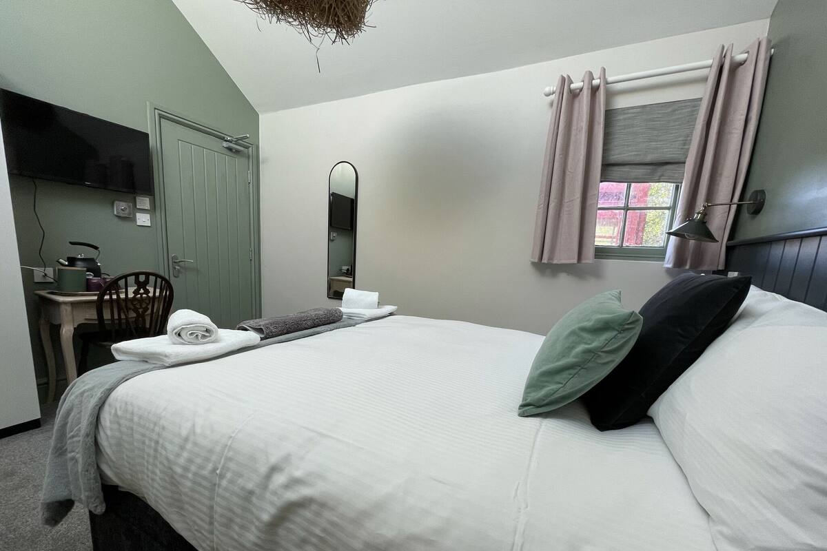 Double Room, Private Bathroom (7) | Premium bedding, in-room safe, soundproofing