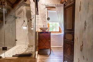 Deluxe Room | Bathroom | Free toiletries, hair dryer, towels, soap