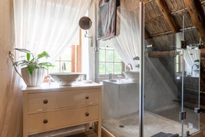 Deluxe-huone | Kylpyhuoneen suihku