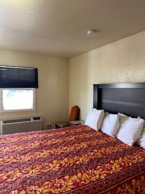 Room, 1 King Bed, Accessible, Non Smoking (Mobility, Roll-in Shower) | Iron/ironing board, rollaway beds, free WiFi, bed sheets