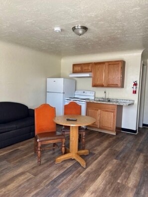 套房, 1 間臥室, 非吸煙房 | 私人廚房 | 電冰箱、微波爐