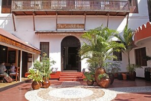 La Swahili House té una entrada tradicional, zona d'estar a l'exterior i plantes en testos.