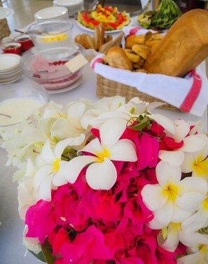 Desayuno buffet diario (USD 20 por persona)