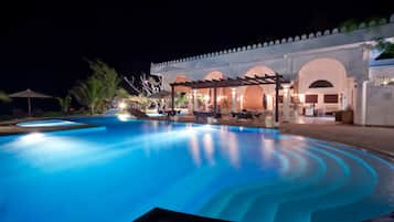 Breakfast, lunch, dinner served; international cuisine