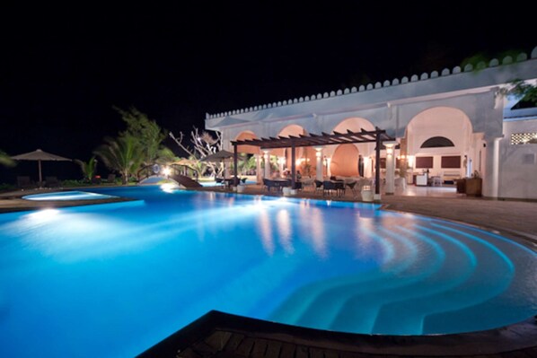 Breakfast, lunch, dinner served; international cuisine