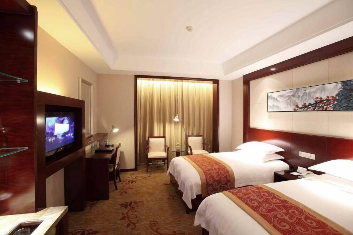 Minibar, in-room safe, alarm clocks