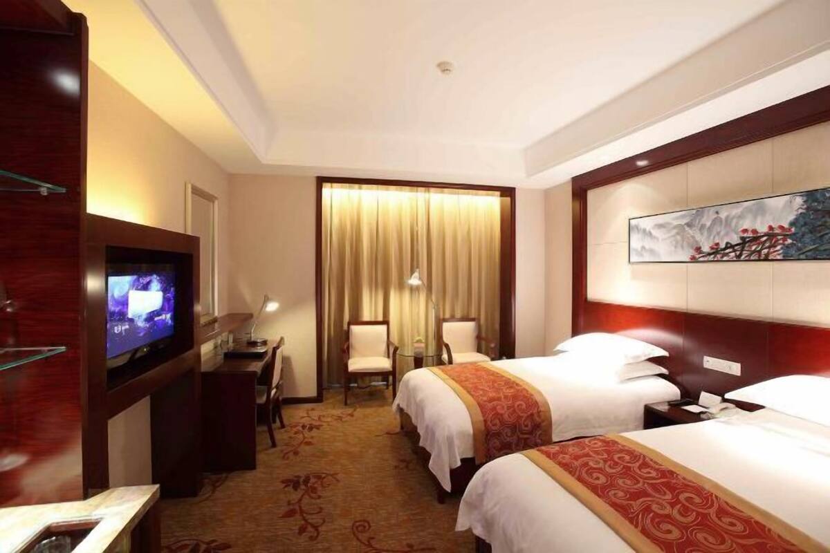 Minibar, in-room safe, alarm clocks