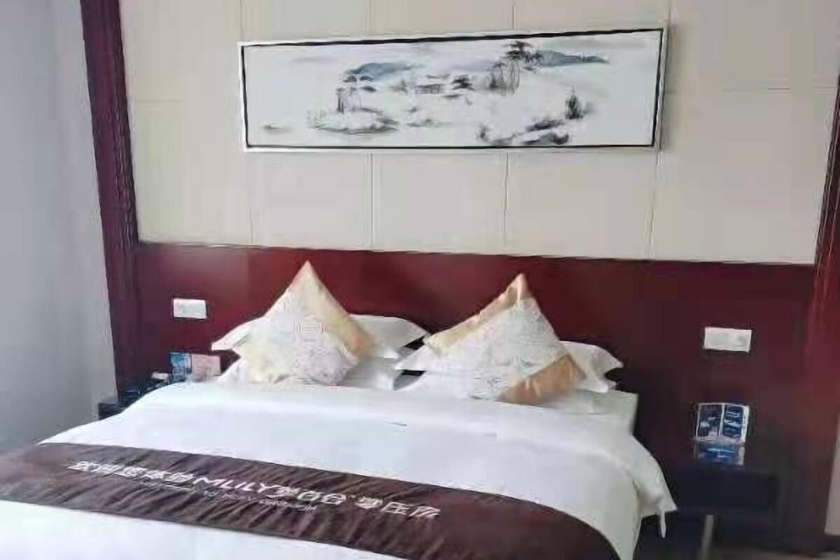 Minibar, in-room safe, alarm clocks