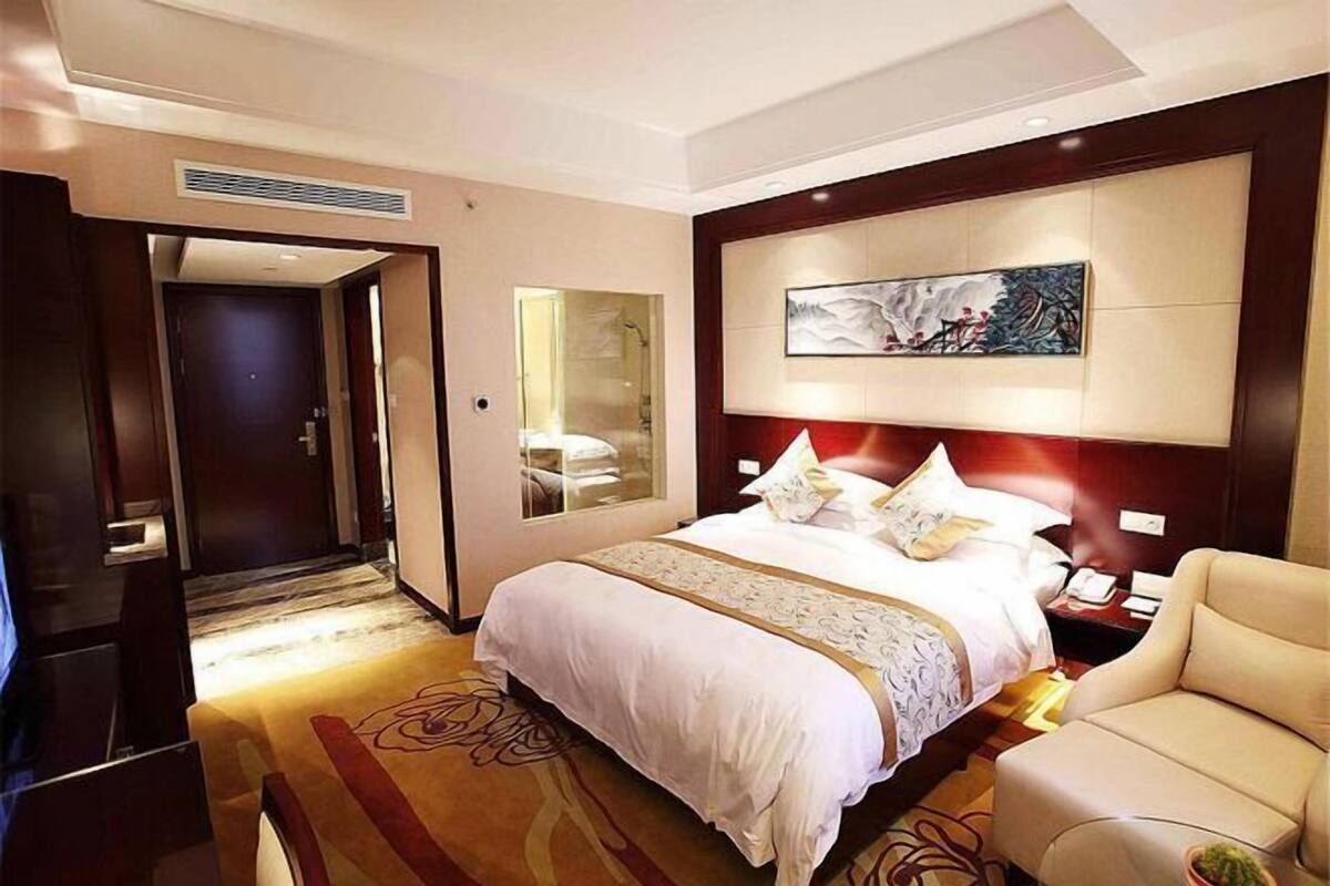 Minibar, in-room safe, alarm clocks