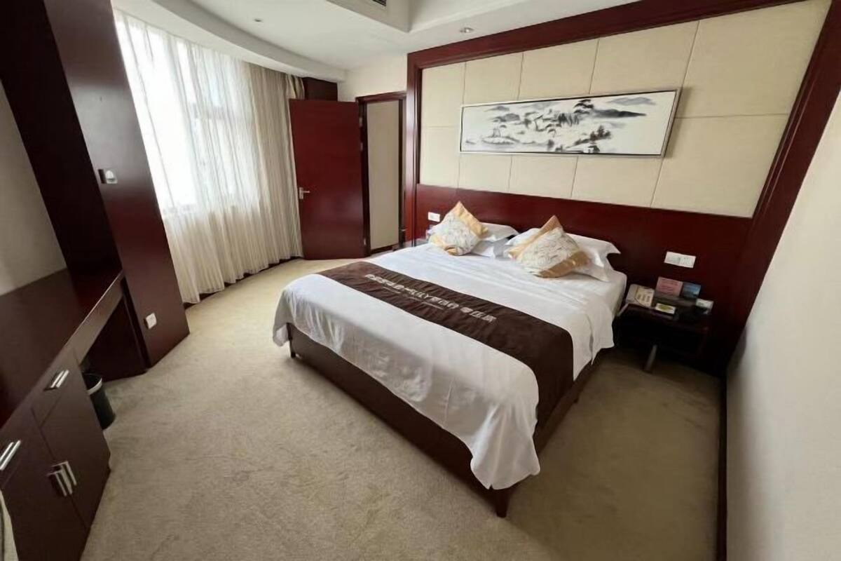 Minibar, in-room safe, alarm clocks