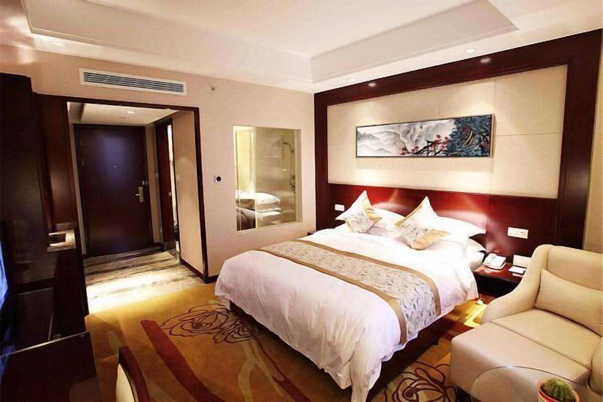 Minibar, in-room safe, alarm clocks