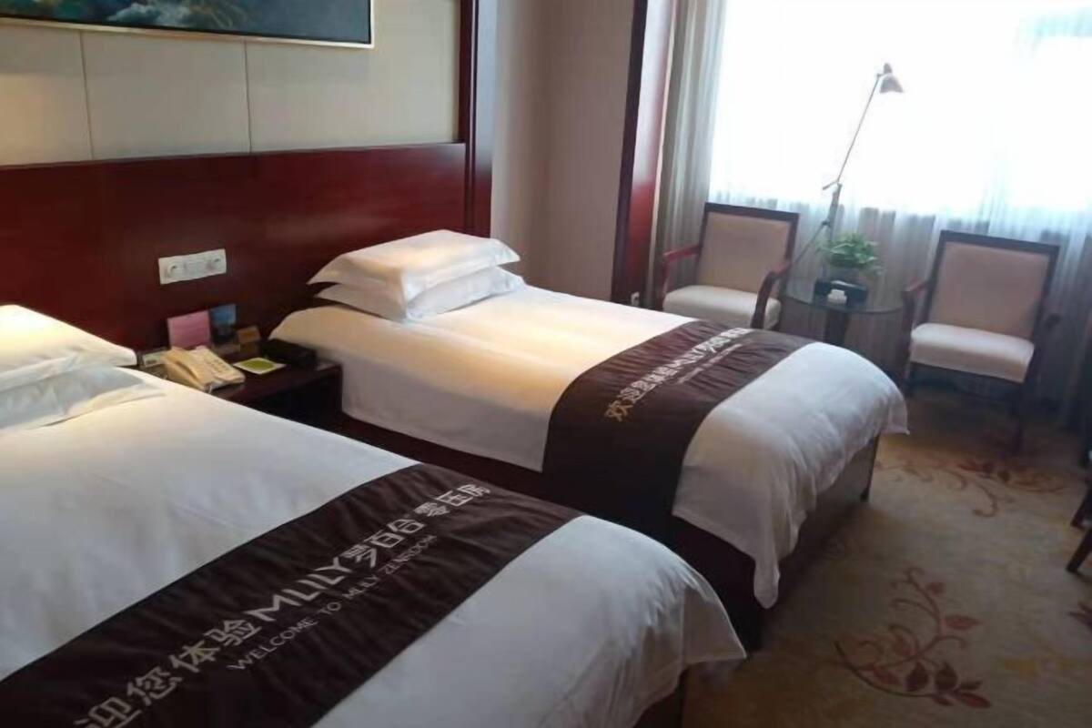 Minibar, in-room safe, alarm clocks