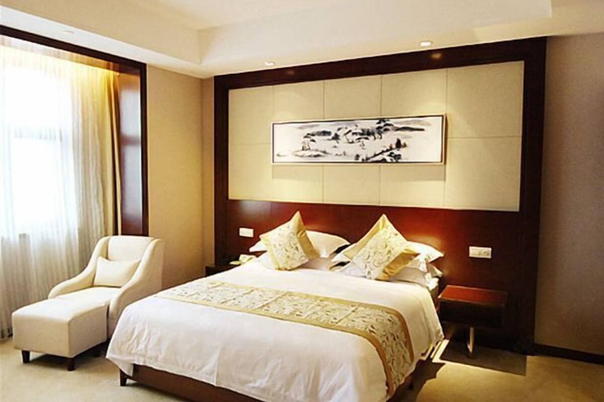 Minibar, in-room safe, alarm clocks