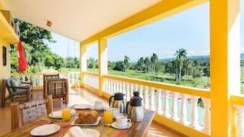 Petit déjeuner buffet (10.00 USD par personne)