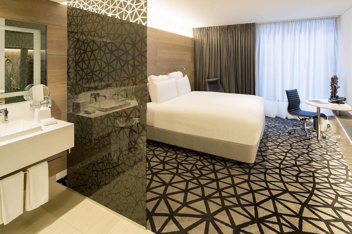 Superior Room, 1 King Bed | Premium bedding, pillowtop beds, minibar, in-room safe