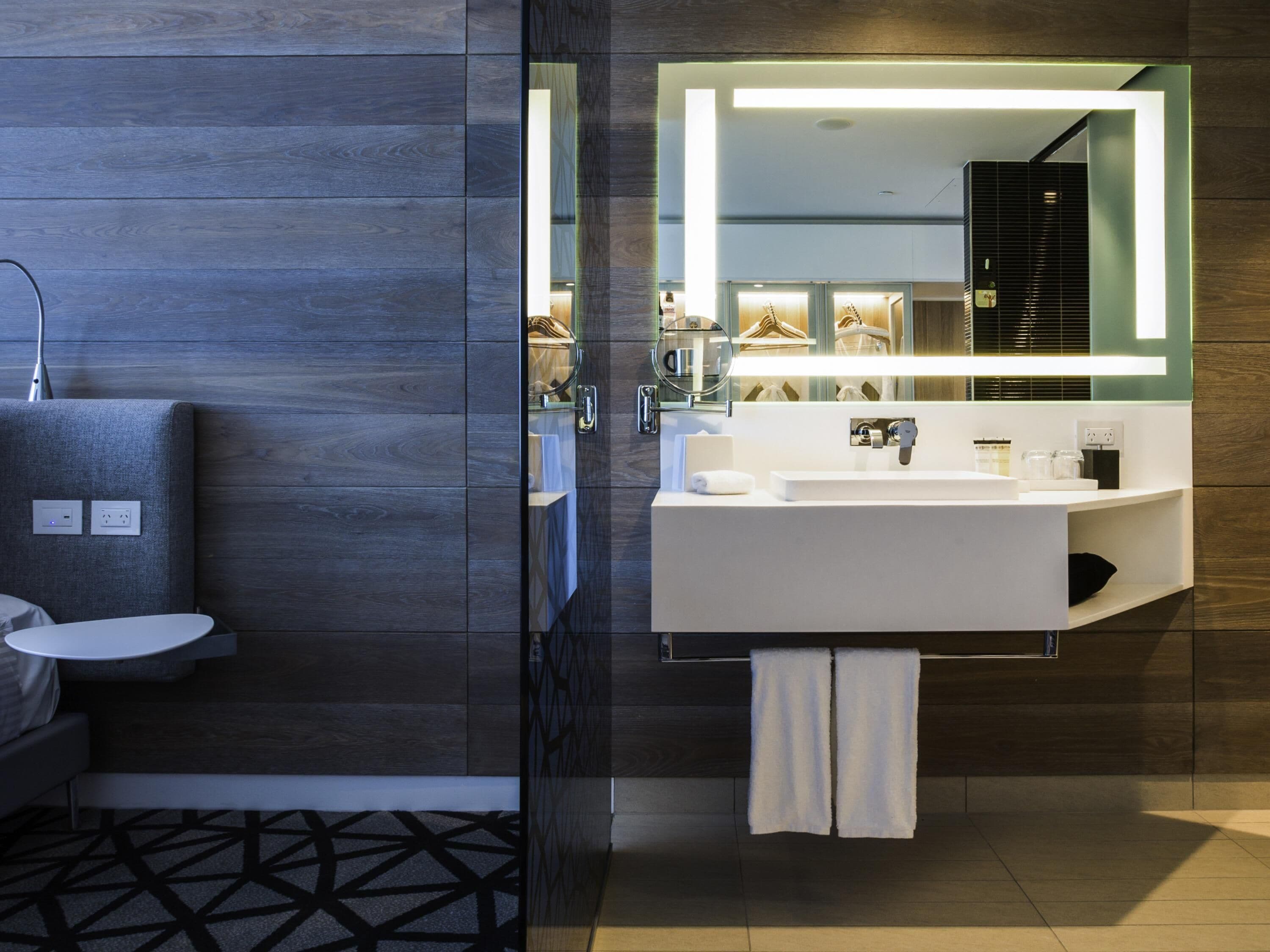 Deluxe Room, 1 King Bed (Executive, High Floor) | Premium bedding, pillowtop beds, minibar, in-room safe