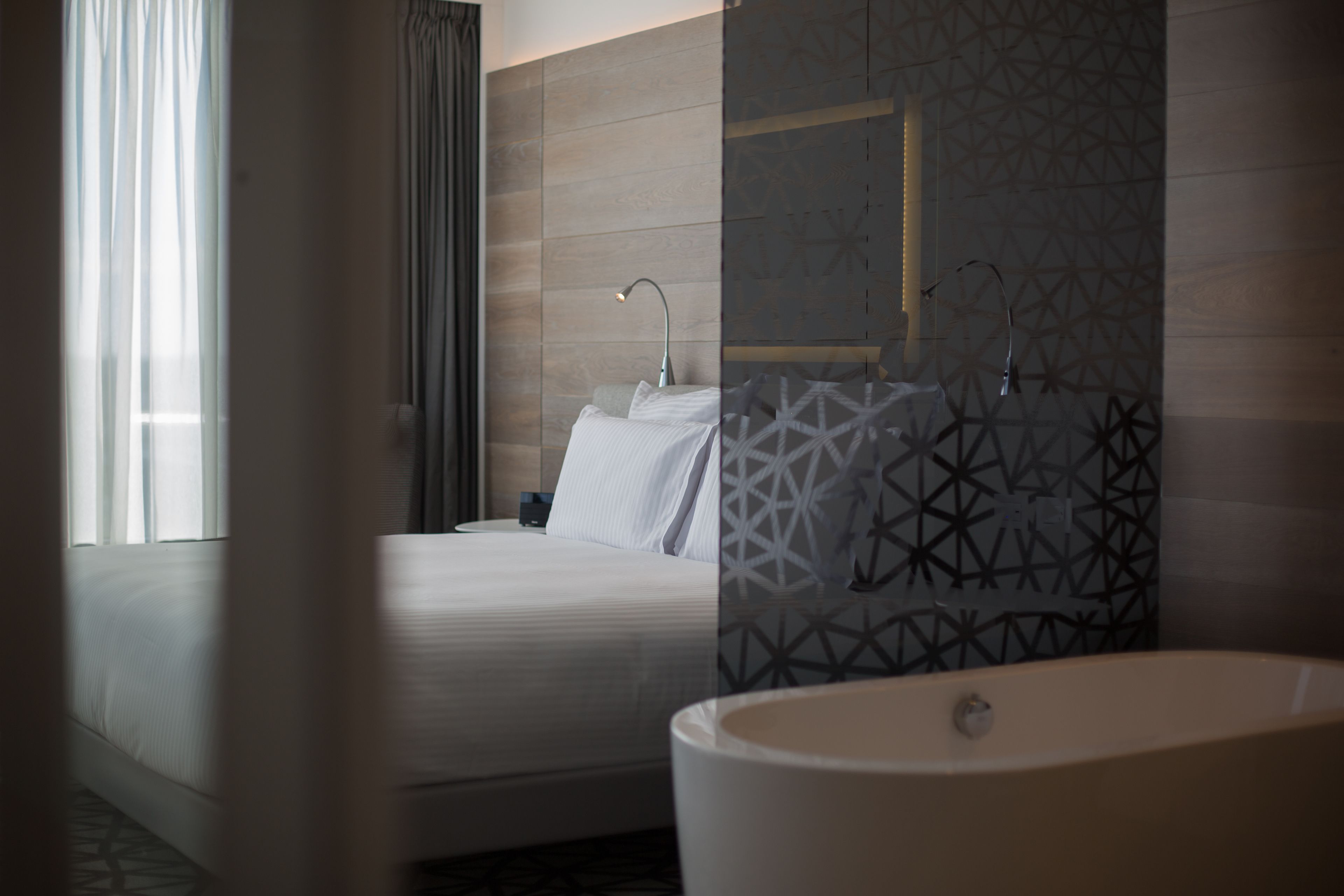 deluxe room, 1 king bed | 1 bedroom, premium bedding, pillow-top beds, minibar