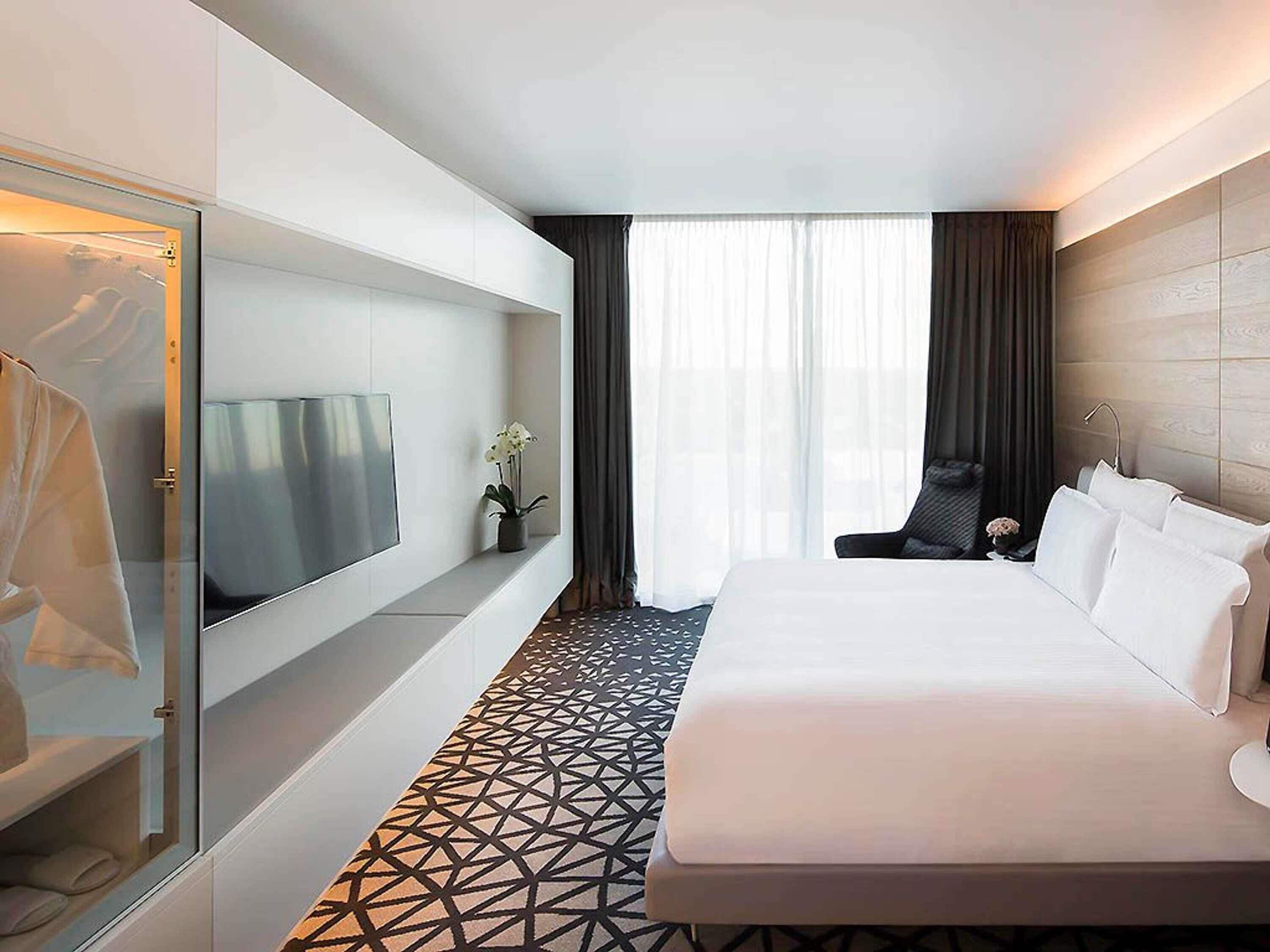 行政套房, 1 张特大床 (High Floor) | 高档床上用品、加厚床垫、迷 你吧、客房内保险箱