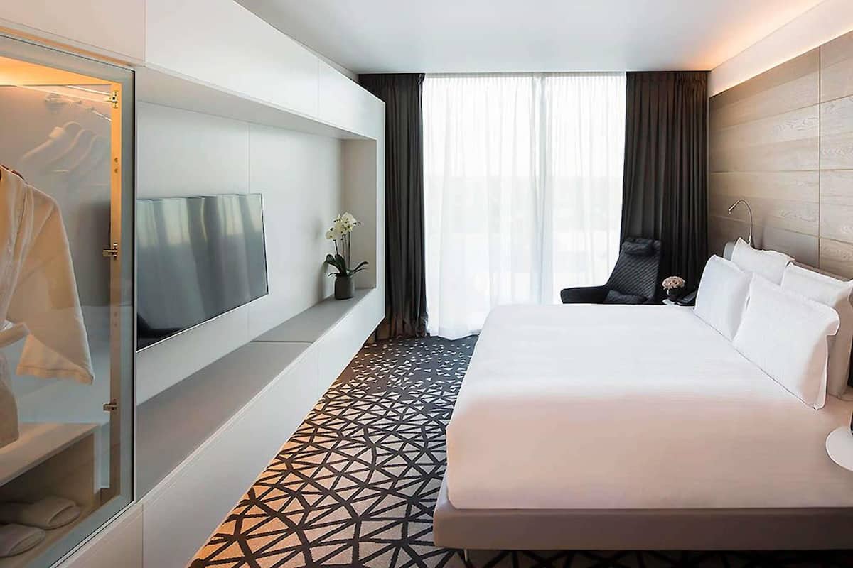 ห้องเอ็กเซกคิวทีฟสวีท (High Floor) | เครื่องนอนระดับพรีเมียม, เตียงพร้อมฟูกเสริมที่นอน, มินิบาร์