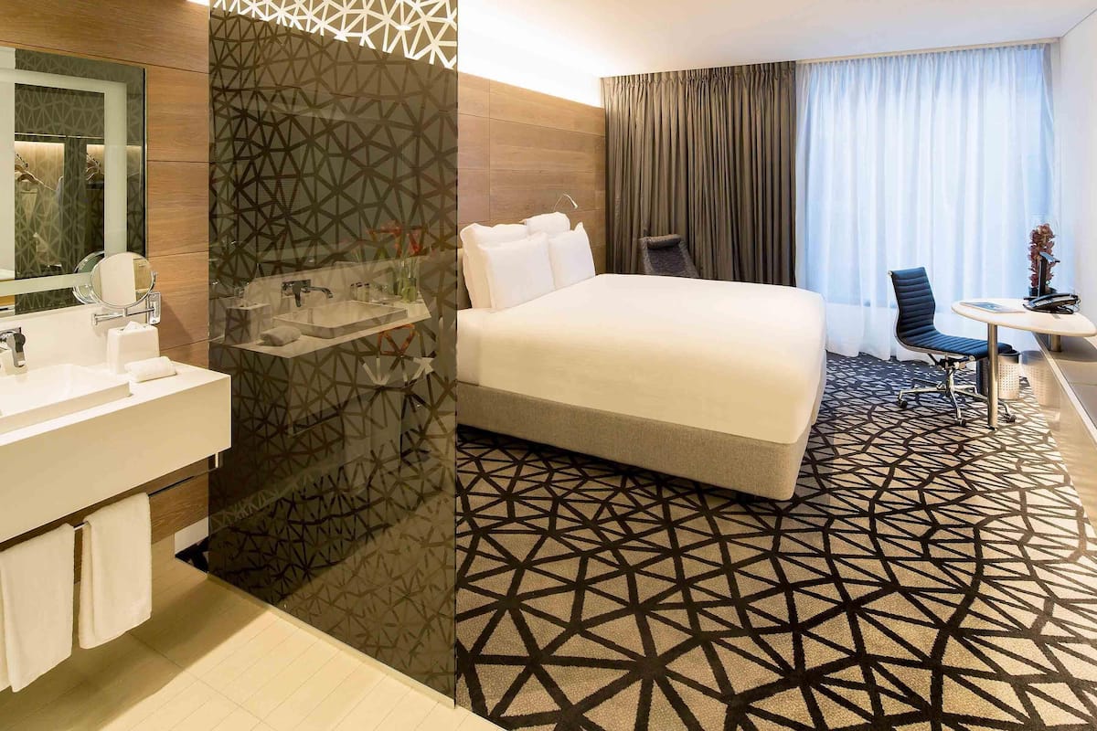 Superior Room, 1 King Bed | Premium bedding, pillowtop beds, minibar, in-room safe
