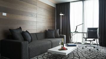 Deluxe kamer, 1 kingsize bed (Executive, High Floor) | Luxe beddengoed, pillowtop-bedden, een minibar, een kluis op de kamer