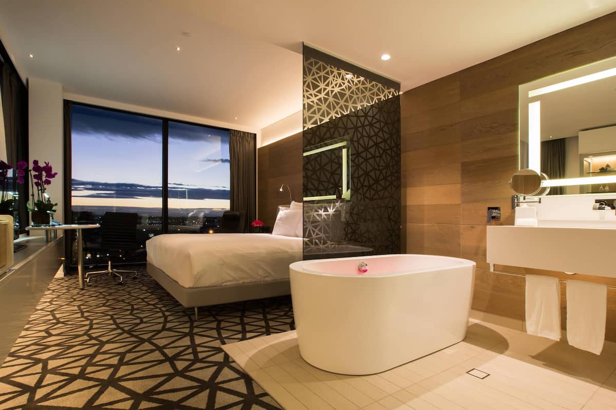 Deluxe Room, 1 King Bed | 1 bedroom, premium bedding, pillow-top beds, minibar