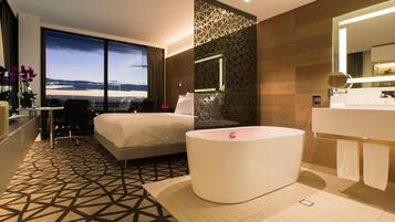 Deluxe Room, 1 King Bed | 1 bedroom, premium bedding, pillowtop beds, minibar