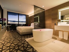 Habitación Deluxe, 1 cama de matrimonio grande | Ropa de cama de alta calidad, colchones con acolchado adicional, minibar