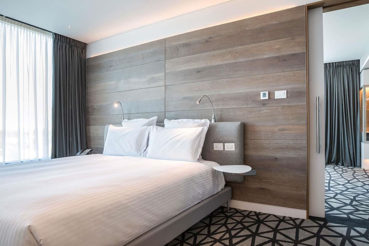 Executive Room, 1 King Bed, Accessible (Deluxe,Higher Floor,Executive Benefit) | Premium bedding, pillowtop beds, minibar, in-room safe