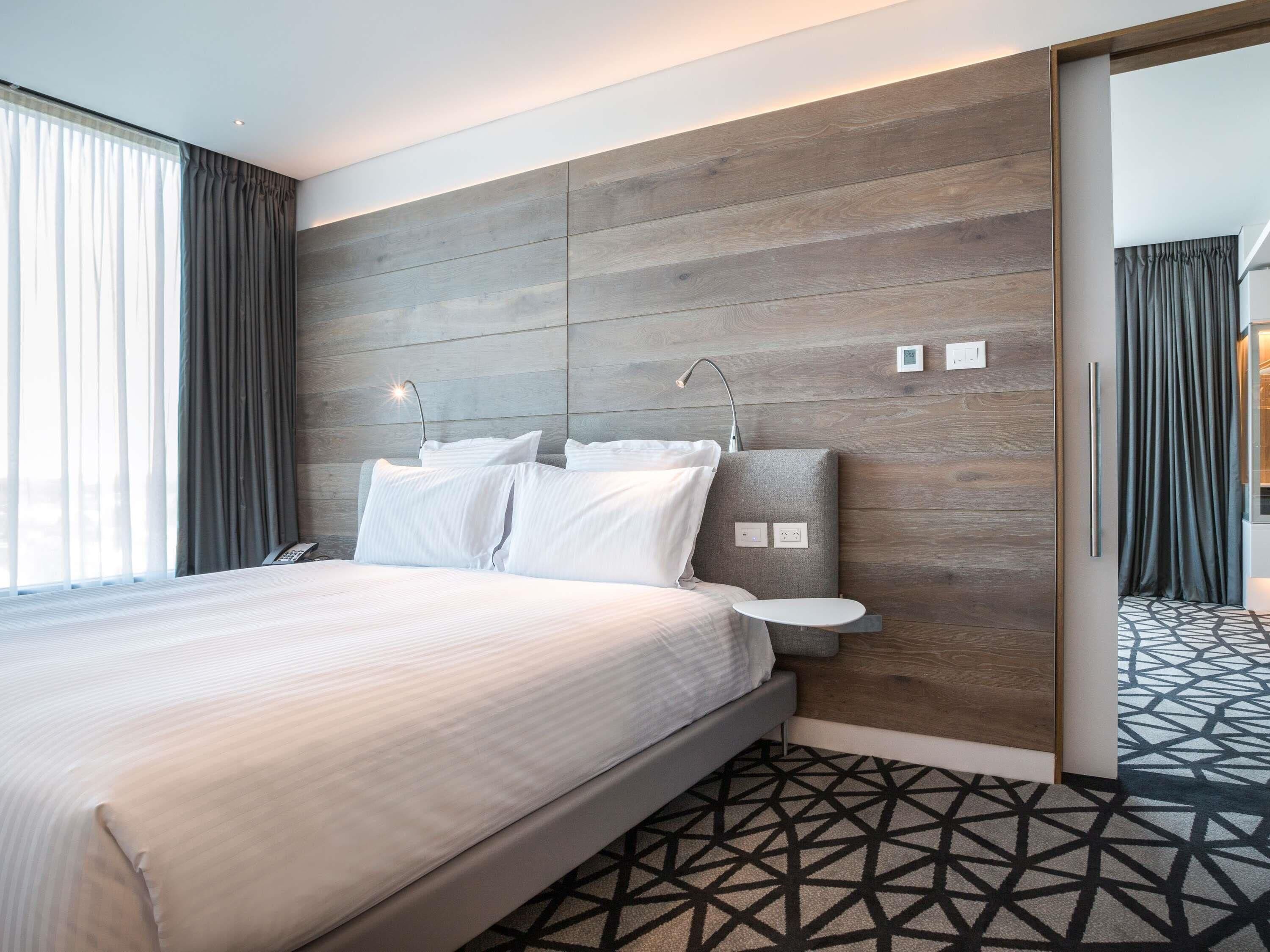 Executive Room, 1 King Bed, Accessible (Deluxe,Higher Floor,Executive Benefit) | Premium bedding, pillowtop beds, minibar, in-room safe