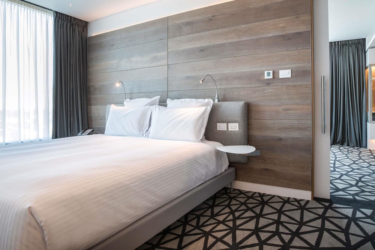 Executive Room, 1 King Bed, Accessible (Deluxe,Higher Floor,Executive Benefit) | Premium bedding, pillowtop beds, minibar, in-room safe