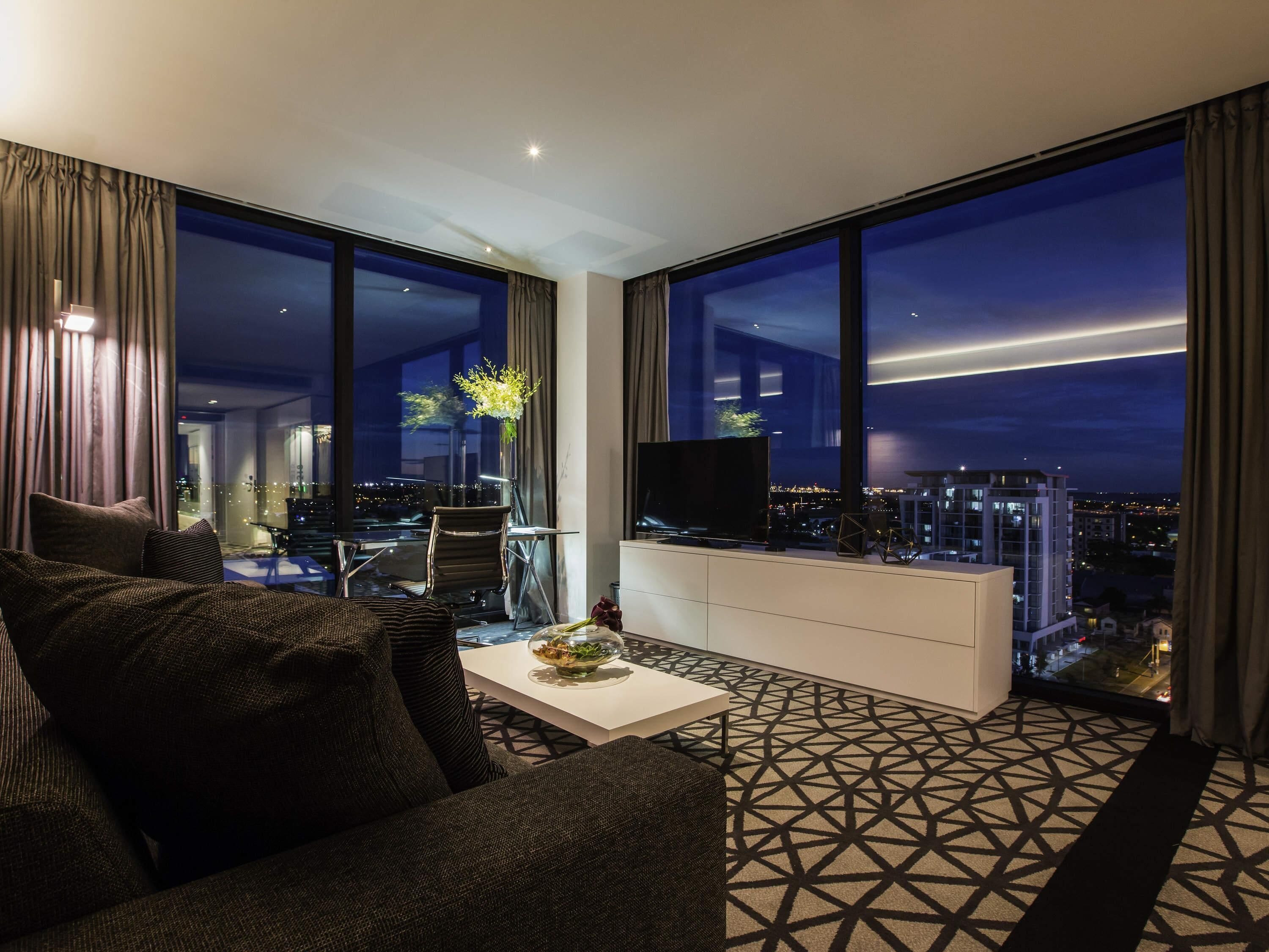 Ropa de cama de alta calidad, colchones con pillow-top y minibar 