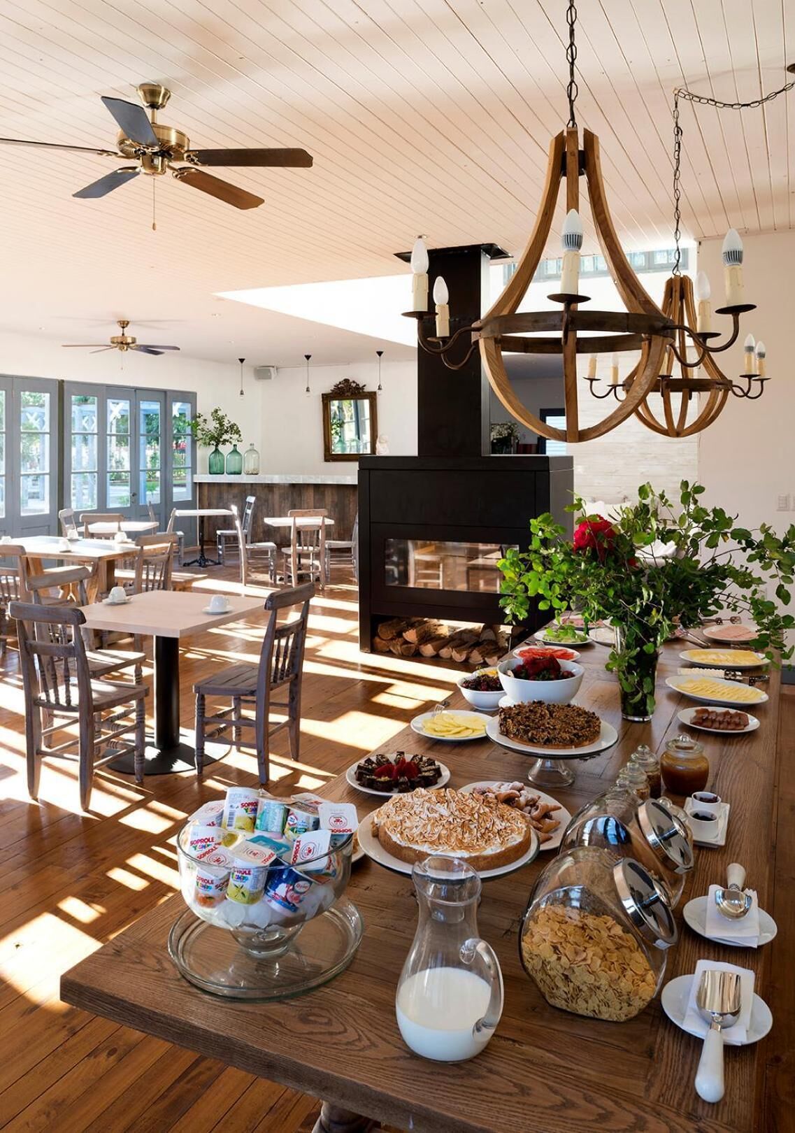 供應早餐、午餐和晚餐，地區料理