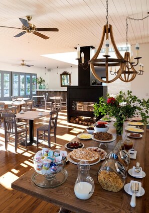 供应早餐、午餐和晚餐，地区菜