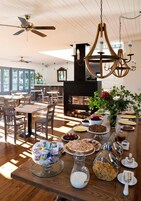 Breakfast, lunch, dinner served; Regional cuisine 