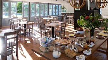 供應早餐、午餐、晚餐;地區菜