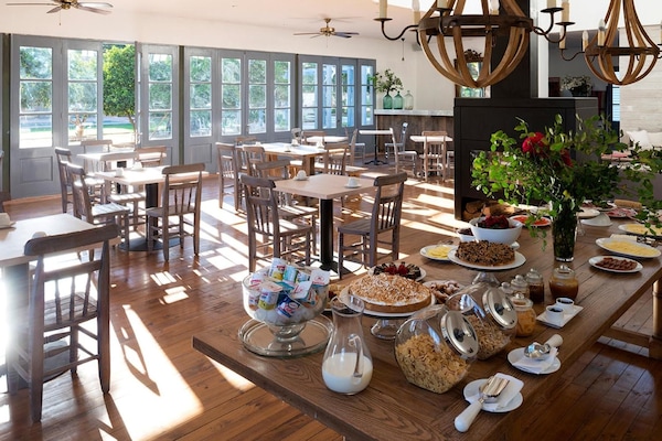 Petit déjeuner, déjeuner et dîner servis sur place