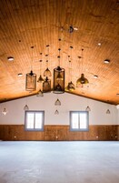 Hot stone massages, deep-tissue massages, 2 treatment rooms, massages