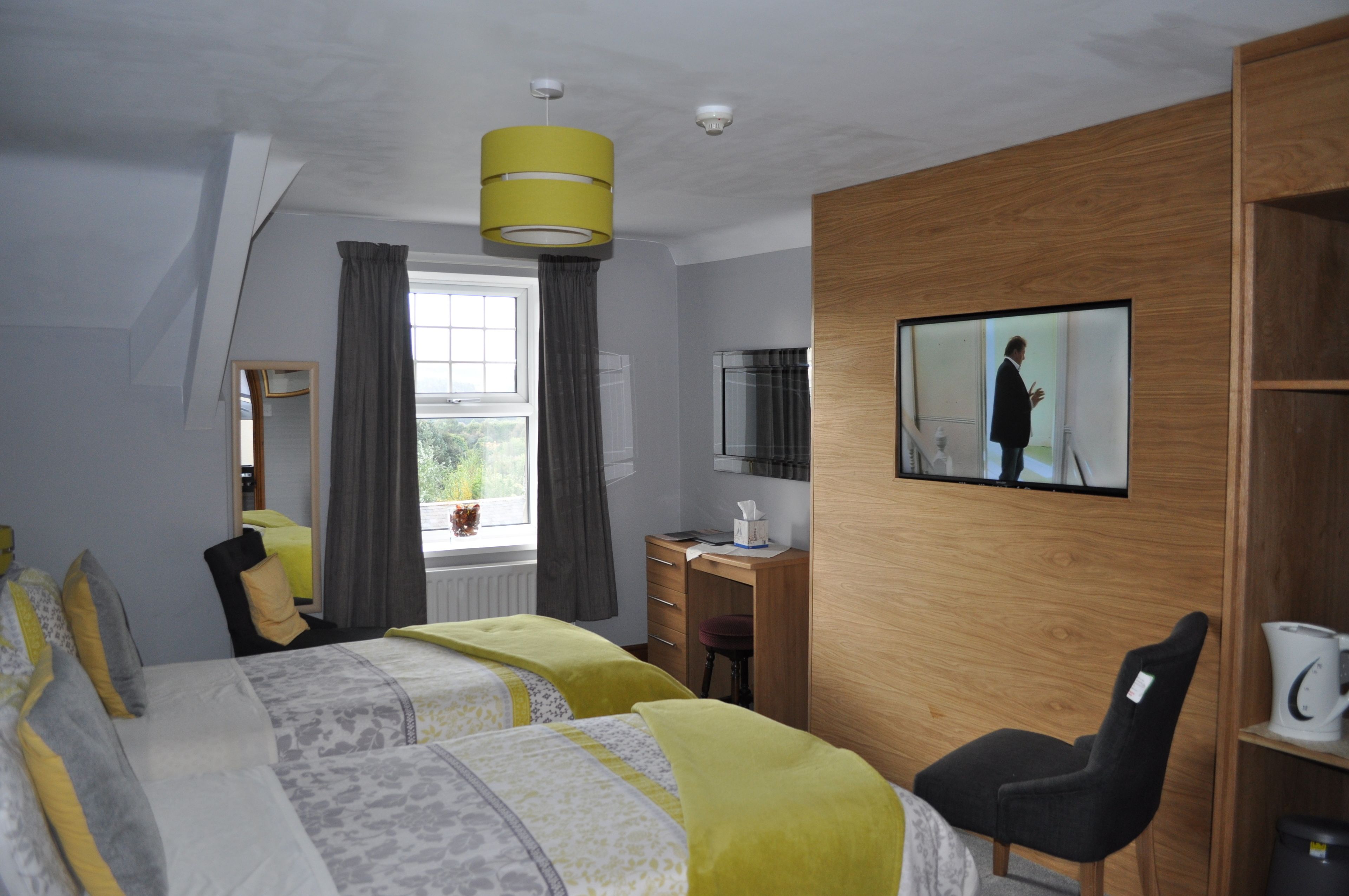 مكتب وأسرّة قابلة للطي وواي فاي مجانًا