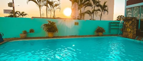 Una piscina al aire libre