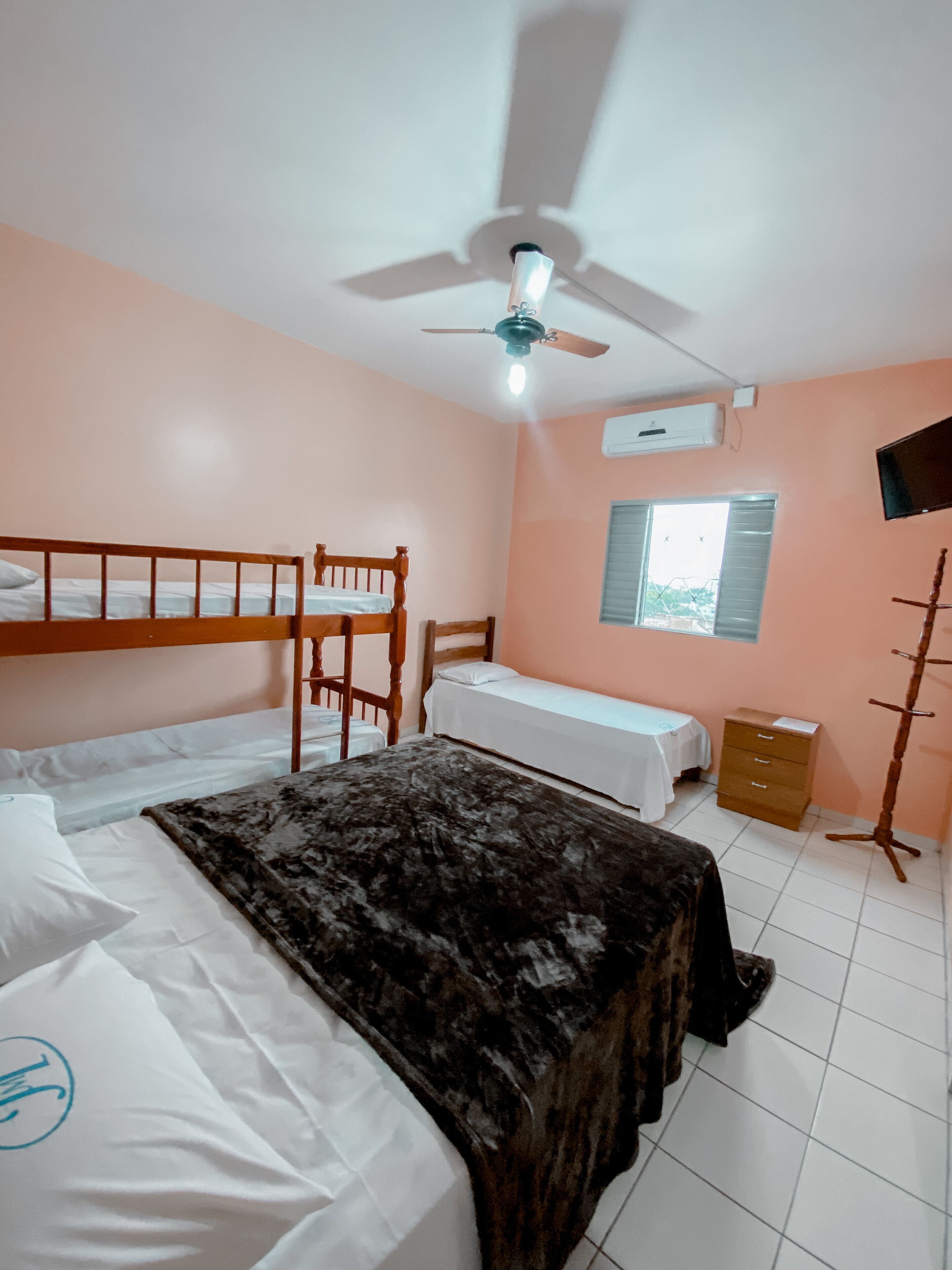 Minibar, wifi gratis y ropa de cama 