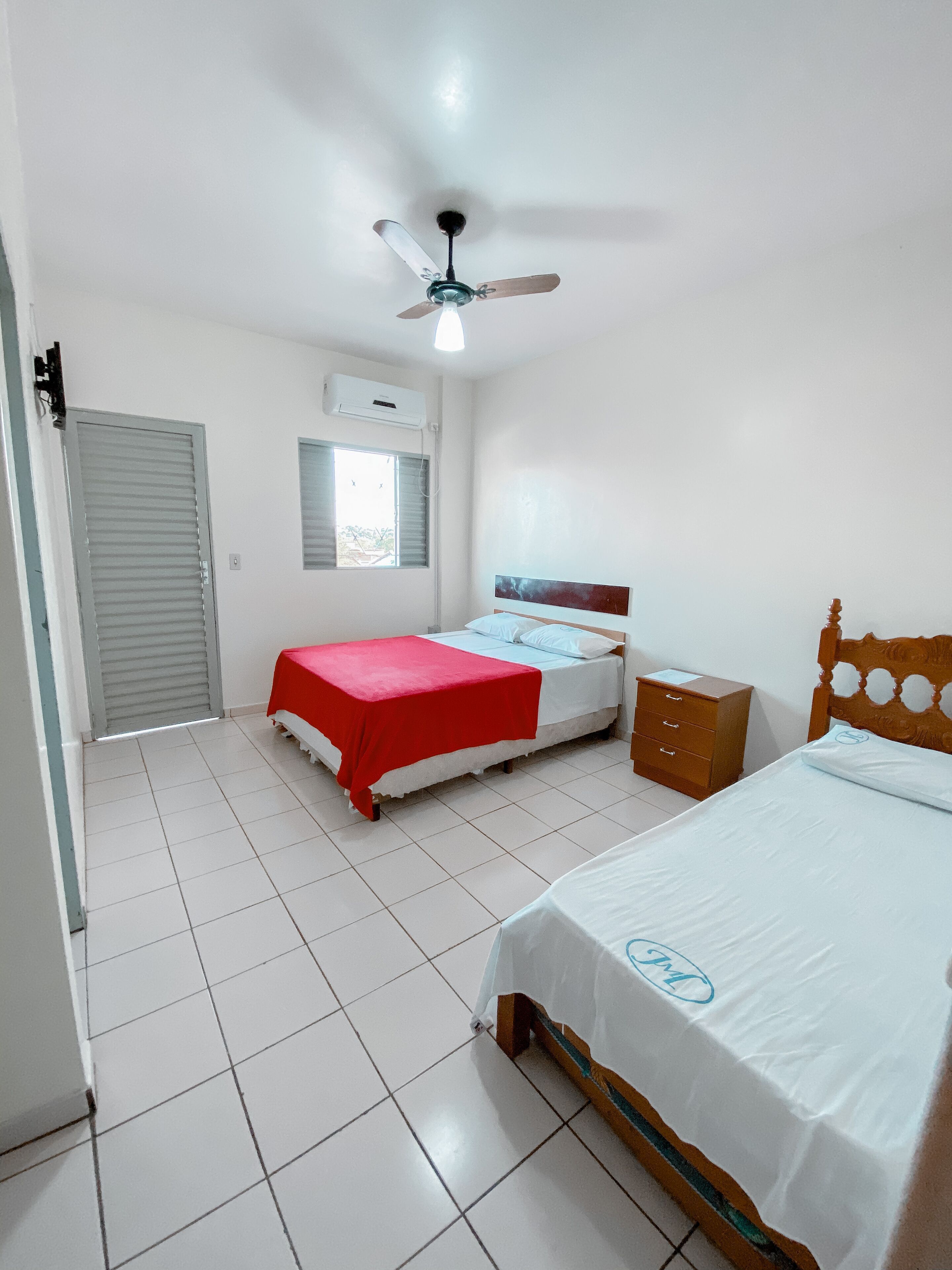 Minibar, wifi gratis y ropa de cama 