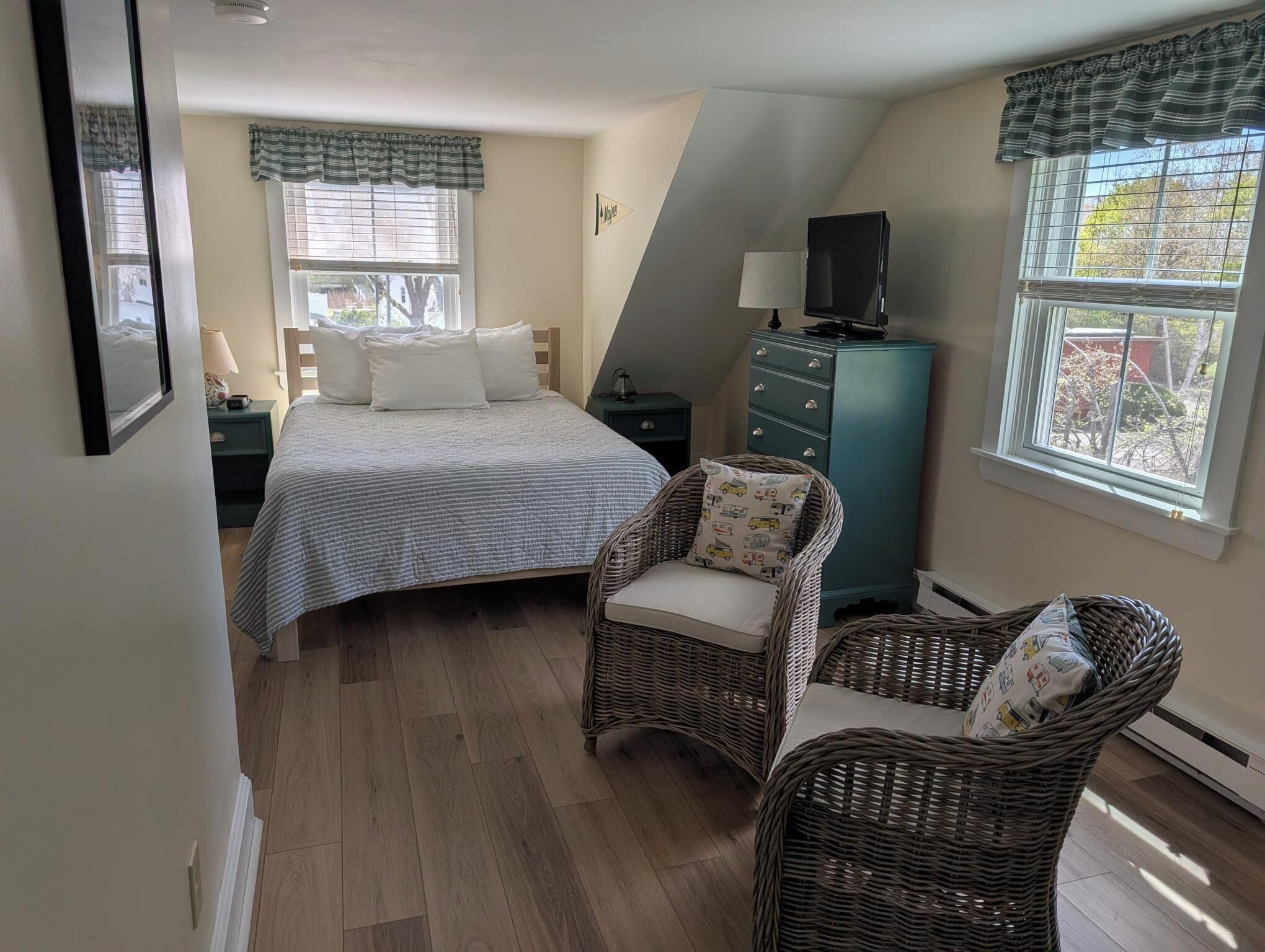Deluxe Room, 1 Queen Bed | Individually decorated, iron/ironing board, free WiFi, bed sheets