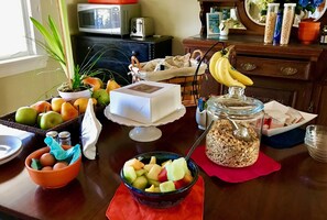Free daily continental breakfast - Bourne Bed and Breakfast (Ogunquit)
