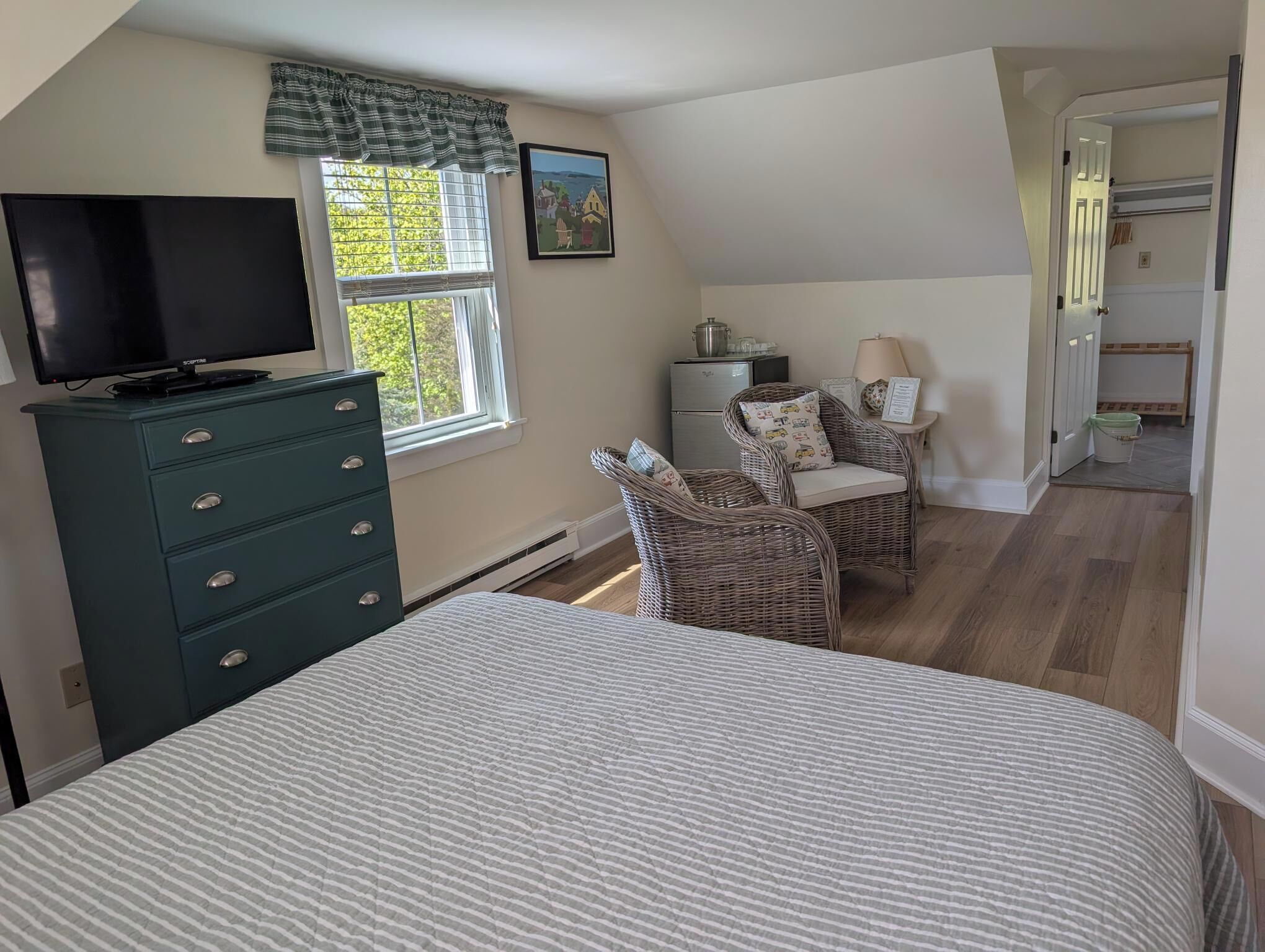 Deluxe Room, 1 Queen Bed | Individually decorated, iron/ironing board, free WiFi, bed sheets