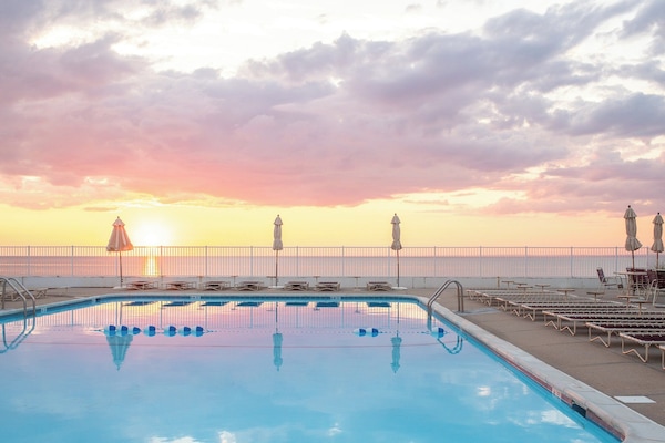 Kolam renang terbuka bermusim, payung kolam, kerusi lepak pantai