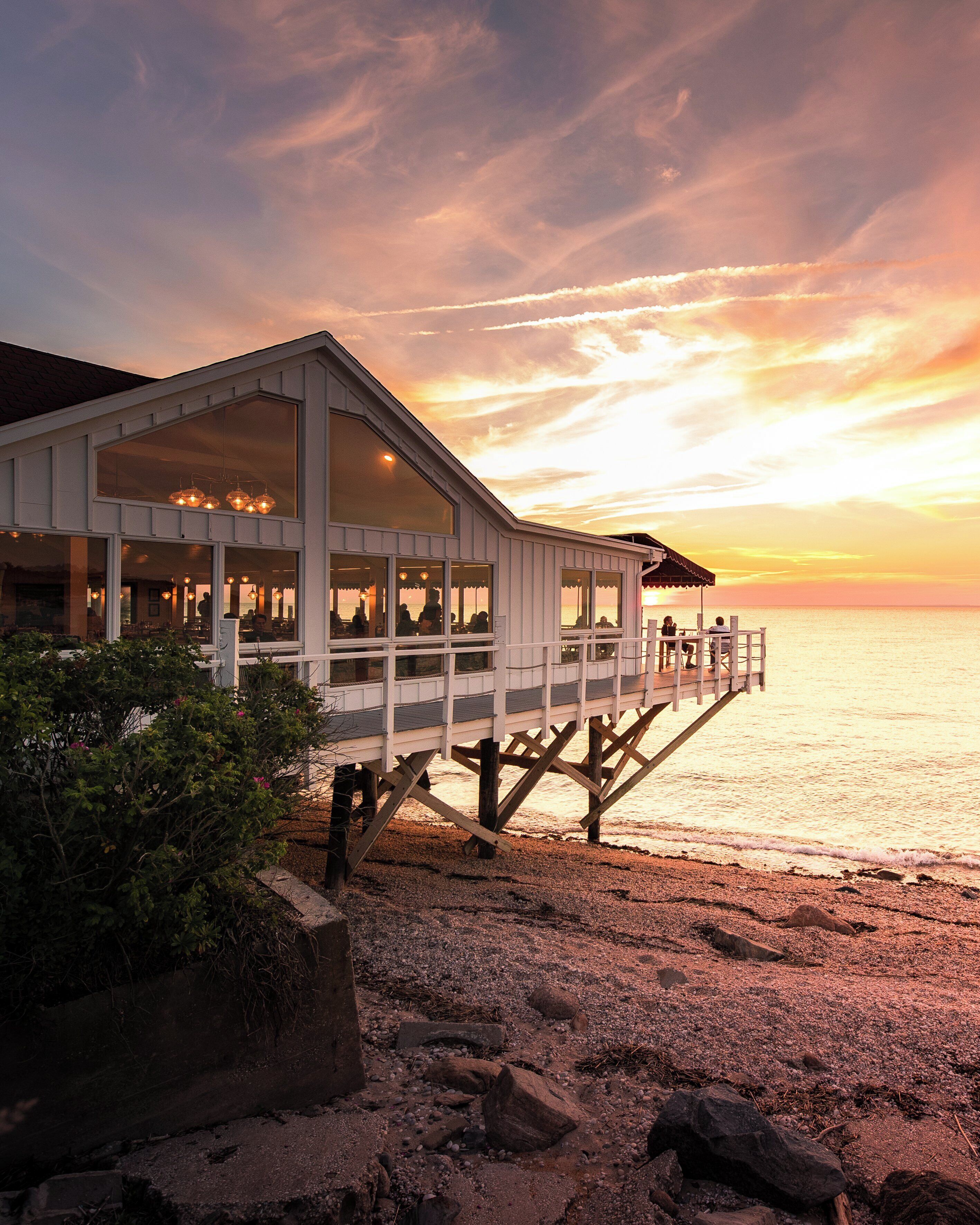 Serviço de almoço e jantar; culinária americana, vistas para a praia 