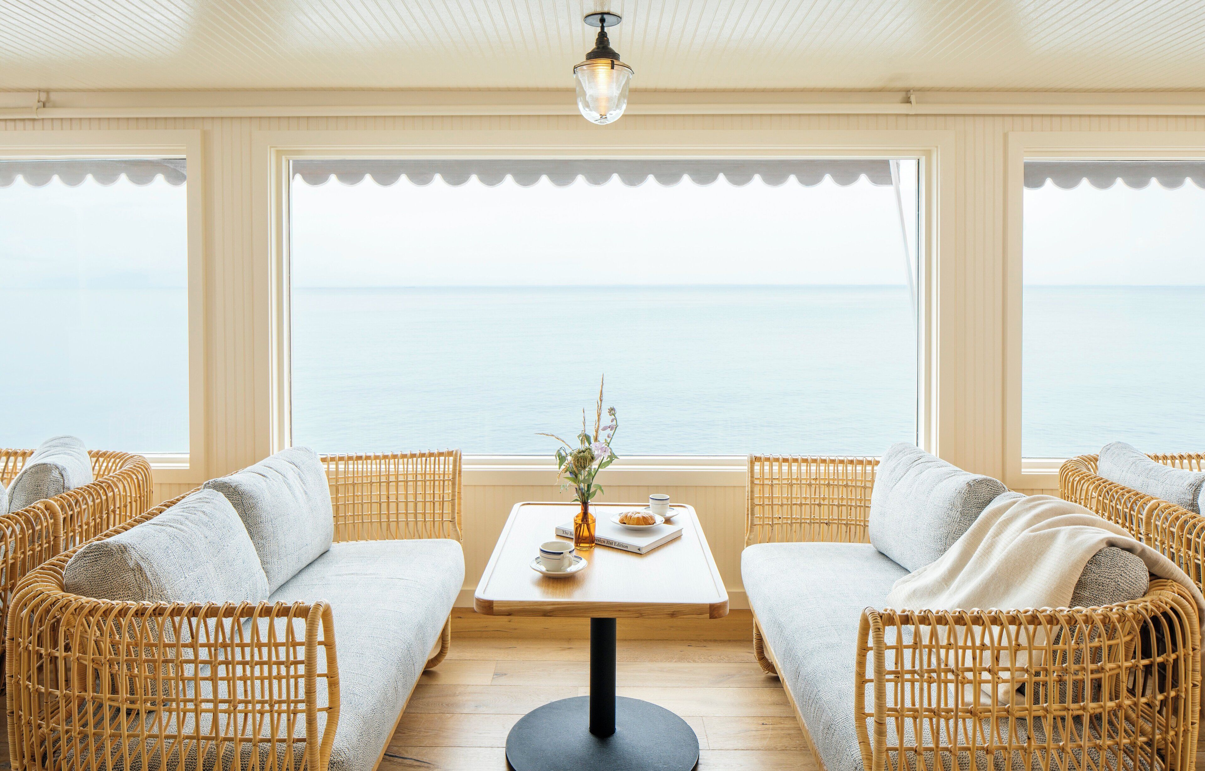 2 bars/lounges, poolside bar