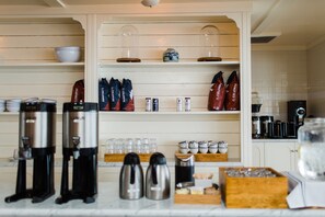 Tägliches inbegriffenes kontinentales Frühstück